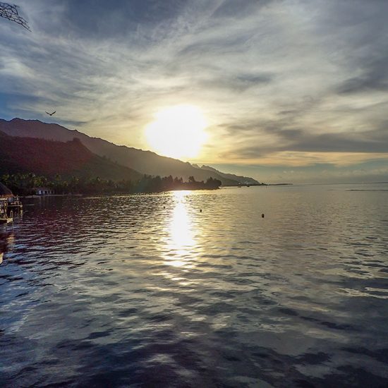 Vacker solnedgång från en bingalow på Moorea