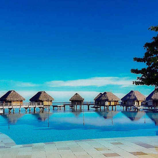 Moorea bungalows och fantastiskt blått vatten